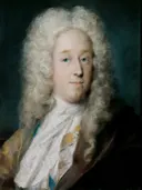 A Gentleman in a Gold Patterned Coat and Violet-Brown Cape van Rosalba Carriera: portret met man, witte pruik, jabot en gouden jas, in grijs en goud