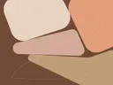 Abstracte compositie van organische vormen in bruin, perzik en zand op een donkere achtergrond