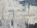 Abstract expressionistisch schilderij met penseelstreken in grijs en blauw