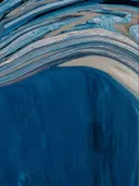 Abstract schilderij met golvende blauwe en zandkleurige patronen die een brekende golf suggereren