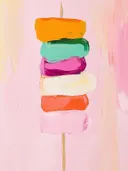 Abstract schilderij van gestapelde kleurblokken op een houten stokje.