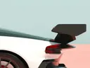 Detailopname van de achterspoiler van een sportwagen tegen een tweekleurige achtergrond