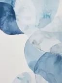 Abstract aquarel met zachte organische blauwe vormen