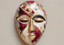 Schilderij van een houten ceremonieel masker in rood, goud en creme