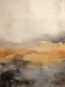 Abstract schilderij met horizontale lagen in amber, grijs en zwart die een verweerd landschap suggereren.