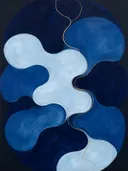 Amoebevlekken in de stijl Organic Geometry, in middernachtindigo, kobalt en bleek ijsblauw, met een dunne gouden lijn
