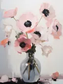 Stilleven met witte en roze anemonen in een glazen vaas.