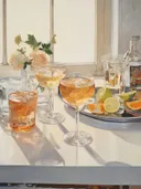 Cocktails met citrusvruchten en bloemen op tafel