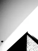 Minimalistische foto van gevelhoek met bakstenen muur