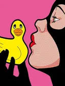 Pop-art illustratie van een geel badeendje naast een silhouet met rode lippen
