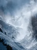Schilderij van een besneeuwde bergkloof gehuld in mist