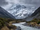 Schilderij van een besneeuwde bergtop met gletsjerrivier