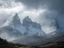 Schilderij van besneeuwde bergtoppen in een storm