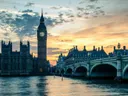 Big Ben en Westminster Bridge in Londen bij zonsondergang, met de Theems op de voorgrond.
