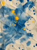 Abstract schilderij met blauwe en gele verfvlekken op verkreukeld papier