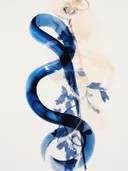 Abstract blauw lintvormig object met doorschijnend bloemenmotief op crème achtergrond