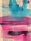 Abstract schilderij met blauwe en roze penseelvlakken over krantenpapier