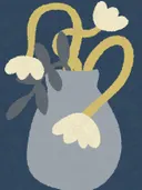 Illustratie van een blauwe kan met witte en gele bloemen tegen een donkerblauwe achtergrond.