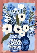 Schilderij van blauwe anemonen en een tulp in vazen