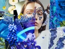 Fashion-collage van gezicht met blauwe bloemen