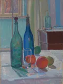 Blauwe en groene flessen met een sinaasappel van Spencer Gore: stilleven met glazen fles