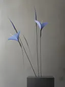 Stilleven met blauwe lelies op sokkel