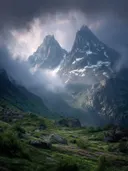 Schilderij van een bloeiende bergvallei onder een stormlucht