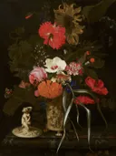 Bloemen in een vaas met reliëfdecoraties van Maria van Oosterwijck: bloemen met boeket, papaver, rozen en vaas, in rood en wit op donker