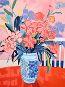 Wit-blauwe porseleinen vaas met rode en roze bloemen op een balkonreling tegen een roze-paarse achtergrond
