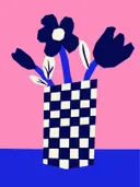 Illustratie van donkere bloemen in een zwart-wit geblokte vaas op een roze achtergrond met blauw tafelblad.