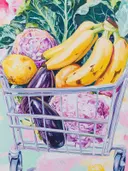 Schilderij van een metalen boodschappenwagentje gevuld met bananen, aubergine, citroen en rode kool.