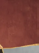 Minimalistisch abstract schilderij met bordeauxrood kleurvlak en gouden lijn