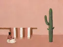 Schilderij van cactus in poederroze en bruin, in vlakke kleurvlakken