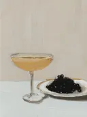 Stilleven met een champagnecoupe en een bord bramen