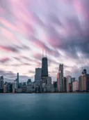 Skyline van Chicago met wolkenkrabbers onder een kleurrijke zonsonderganglucht