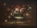 Chrysanten, narcissen en klaprozen in een verguld zilveren vaas, met een hagedis, Kring van Paolo Porpora: stilleven