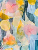 Collage van citroenschijfjes en roze bloemen op een pastelblauwe achtergrond