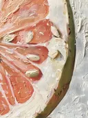 Macro schilderij van doorgesneden citrusvrucht in rood en wit