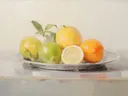 Stilleven met citroenen, limoenen en sinaasappels op een schaal