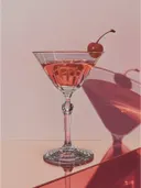 Stilleven met een cocktailglas en kers op een glazen tafel