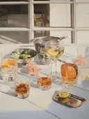 Cocktailglazen met citrus voor een raam