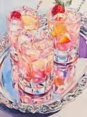 Schilderij van cocktails met aardbeien en sinaasappel op een zilveren dienblad.