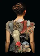 Vrouw met collage op rug schilderij, conceptueel kunstwerk