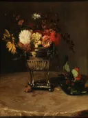 Dahlia's en Oostindische kers in een zilveren vaas van Jacques-Emile BLANCHE: stilleven met bloemen, tafels en tafelkleed