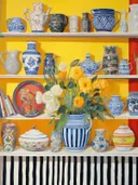 Plank met blauw-wit Delfts servies, vazen en kannen op een gele muur met een geel bloemboeket