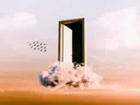 Surrealistisch beeld van een openstaande deur die zweeft tussen de wolken, met een zwerm vogels ernaast.
