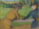Deux femmes appuyees a une barriere van Edgar Degas: figuren met vrouwen, hek, gras en jurken, in okergeel en blauw