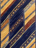 Grafisch abstract schilderij met diagonale strepen in blauw en goud
