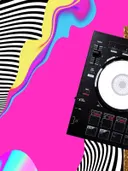 Dj-mixer met neonkleurige achtergrond