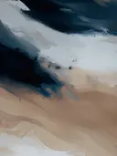 Abstract schilderij met donkerblauwe golfvormen en zand